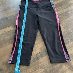 💕Knockout by Victoria's Secret Black and Pink Leggings Mid-Rise Stretch Crop 💕